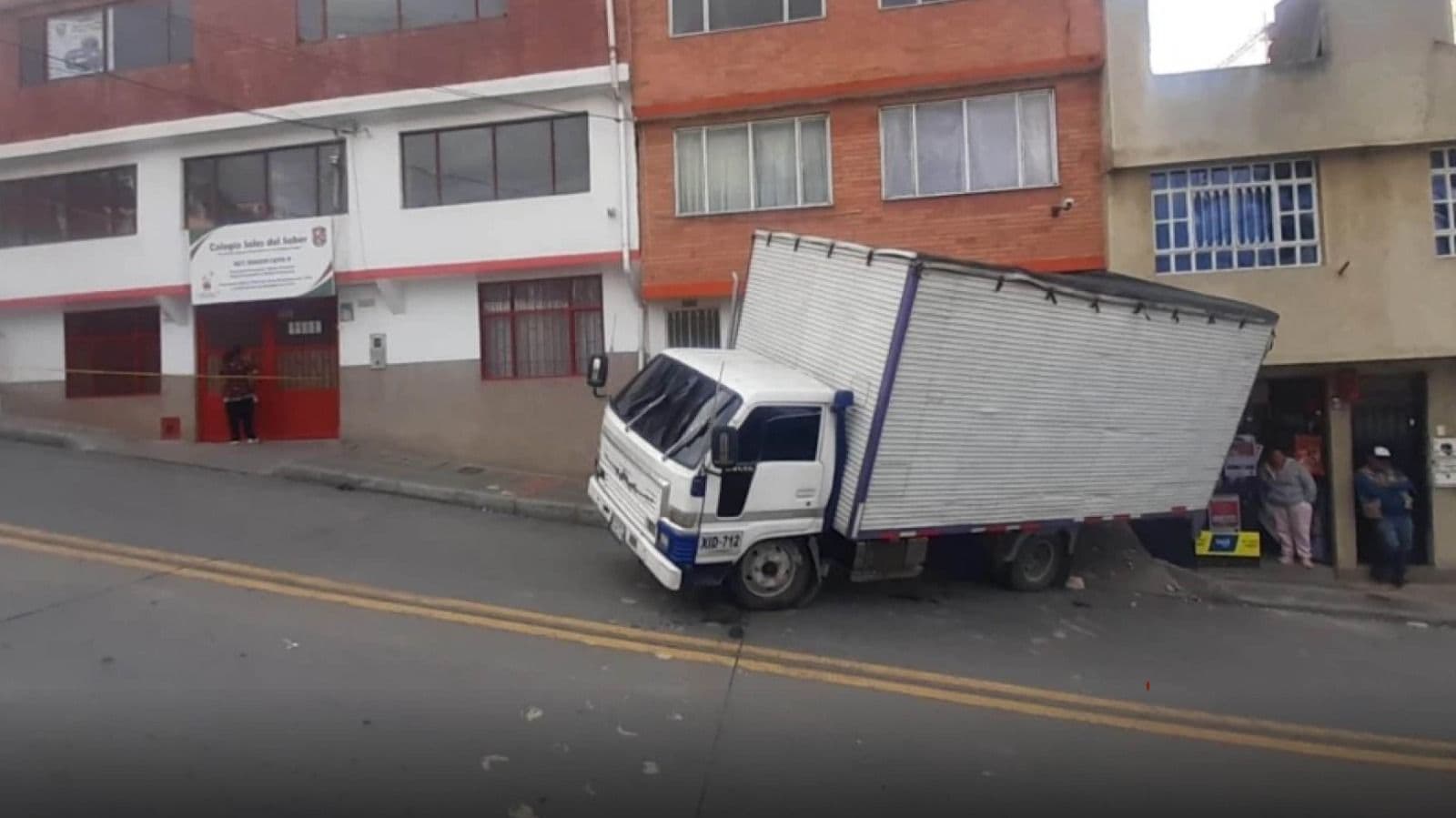 photologuephotos2023-06portada_camion_accidentadojpeg