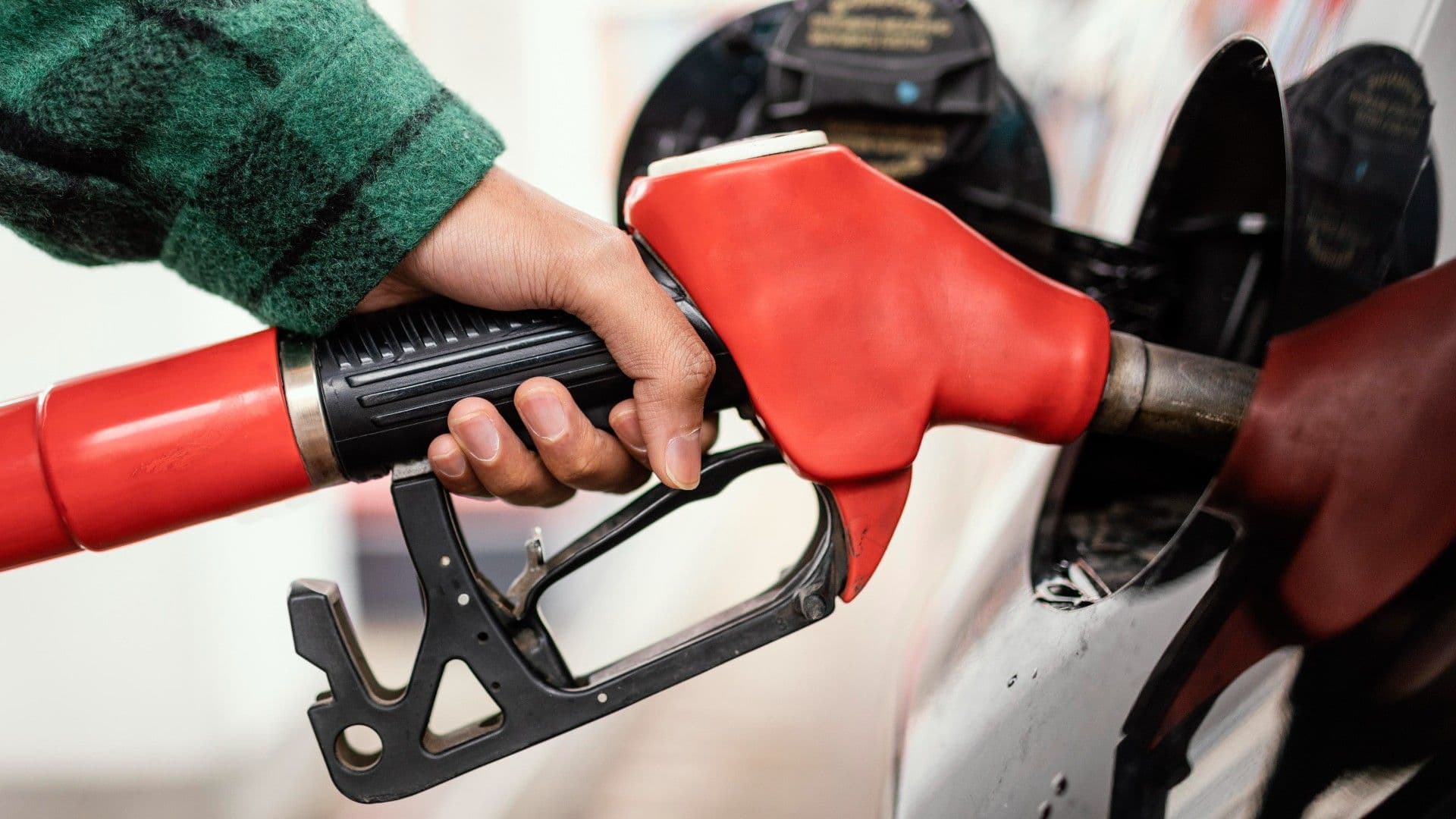 photologuephotos2023-08hombre-gasolinera-coche-cercajpg
