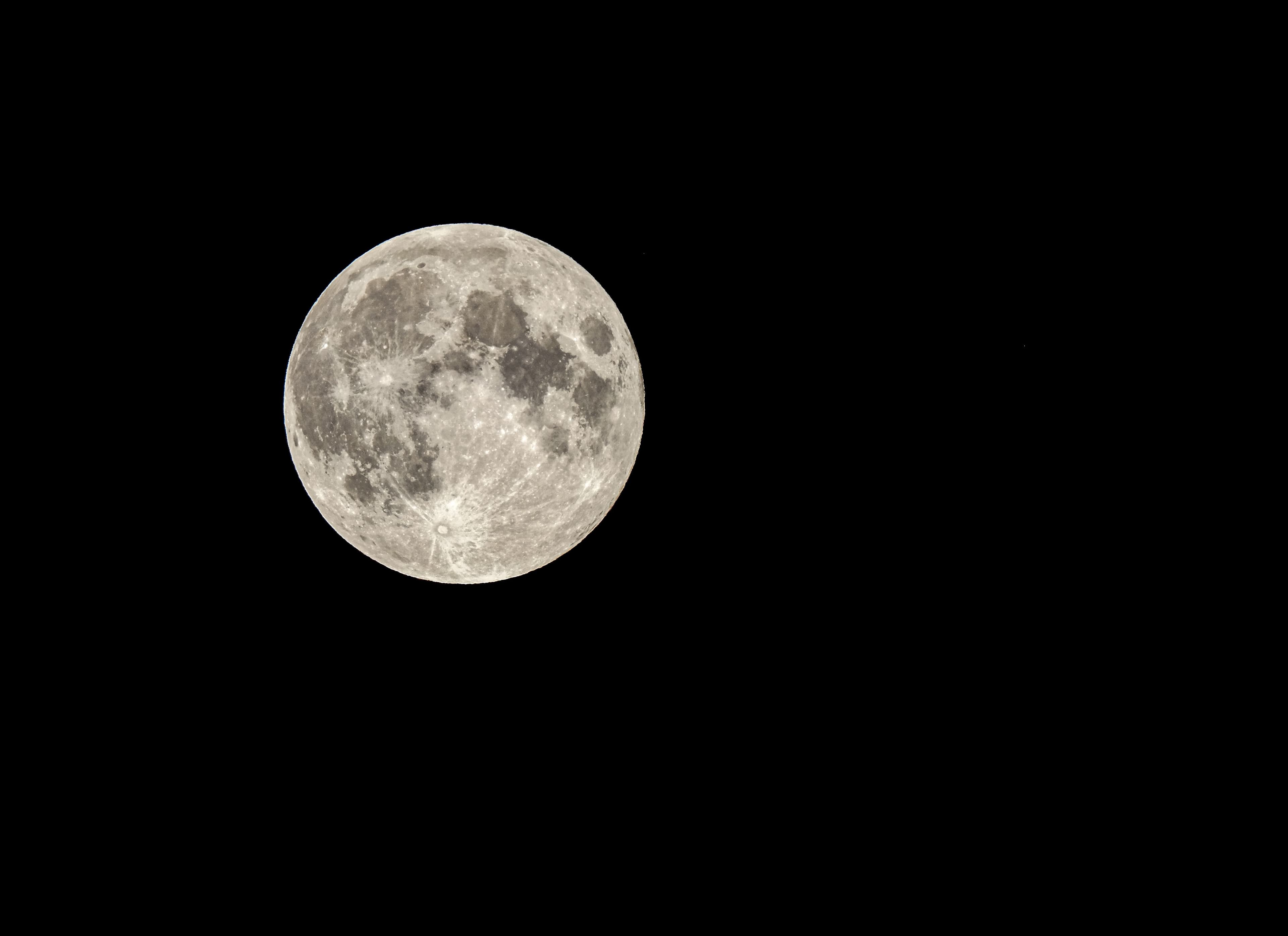 photologuephotos2023-07fascinante-hermosa-luna-llena-brillando-oscuridad-ideal-fondos-pantallajpg