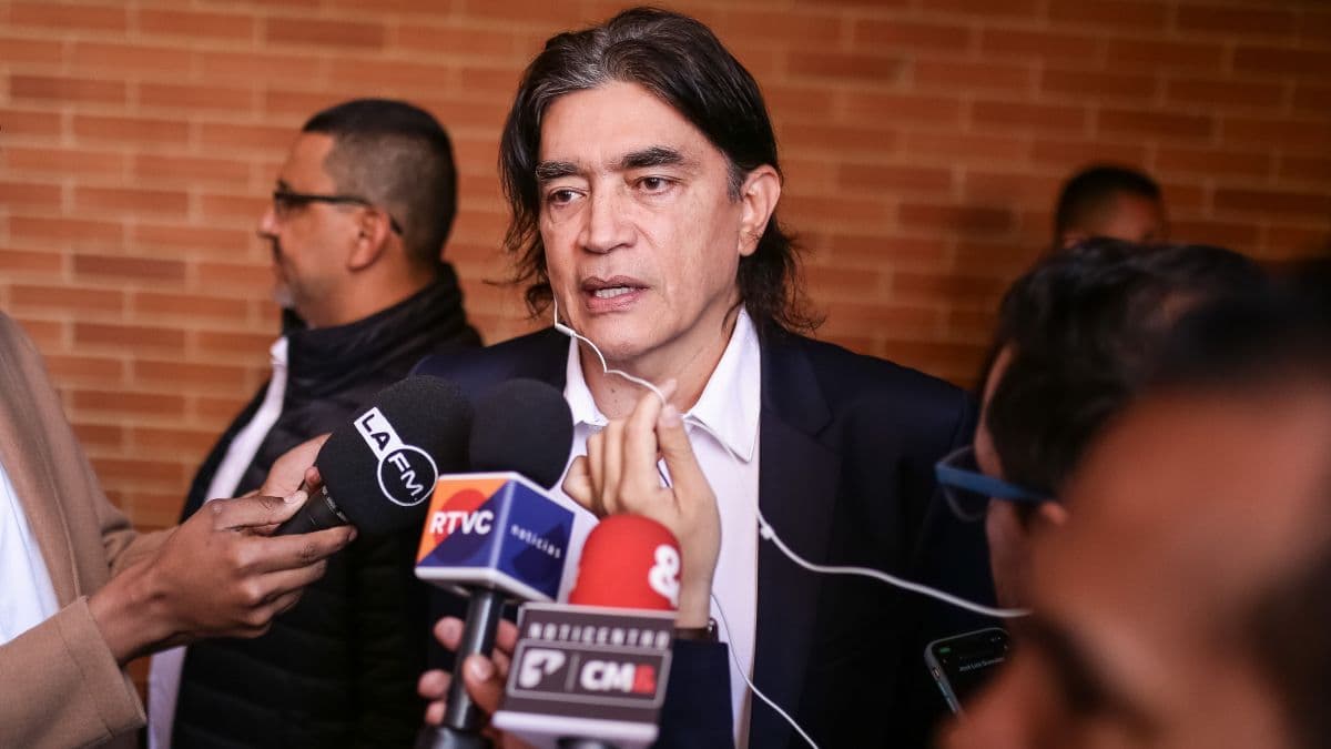 photologuephotos2023-07gustavo_bolivar_bogota_bilinguejpg