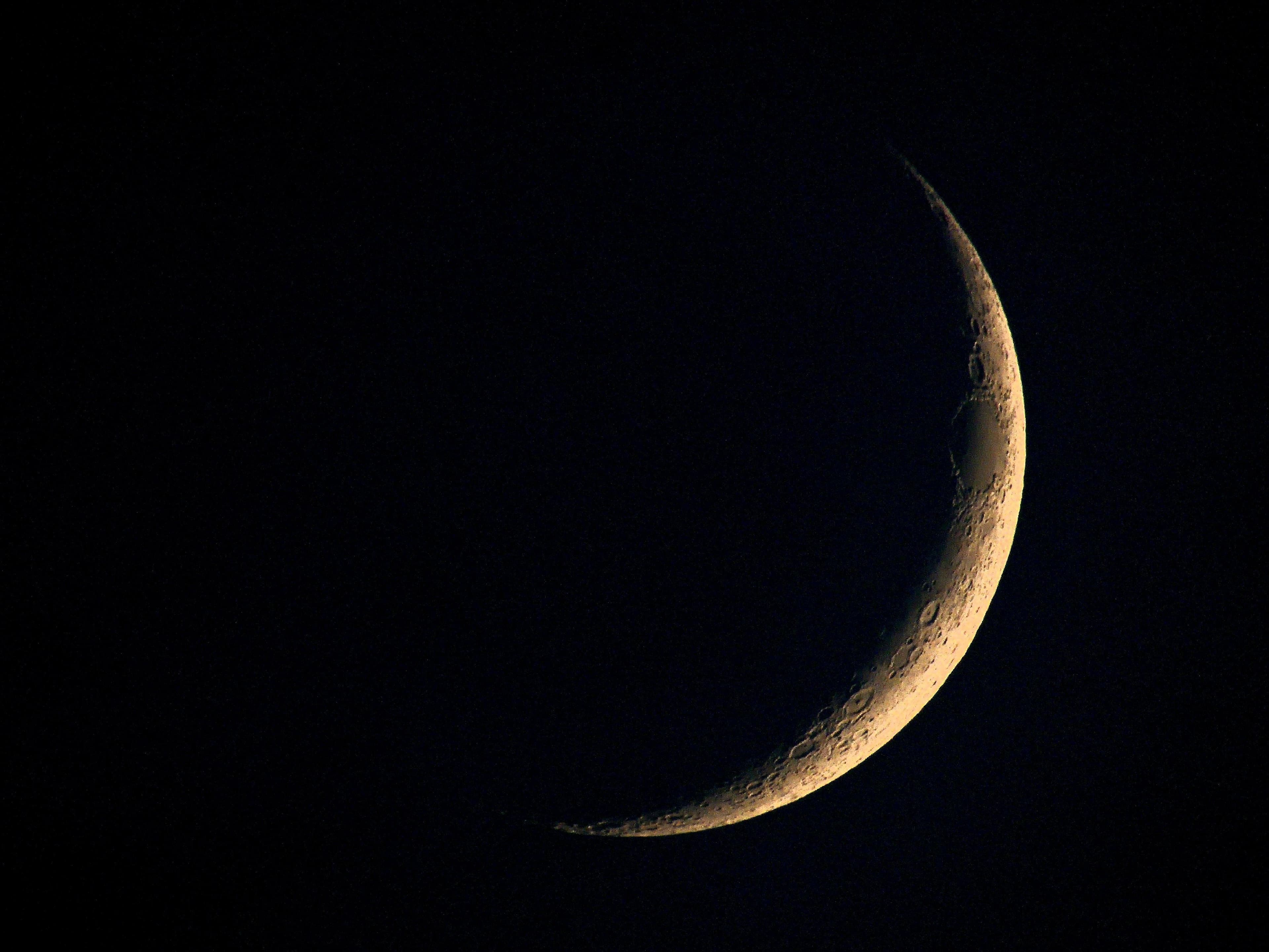 photologuephotos2023-10primer-plano-luna-creciente_1jpg