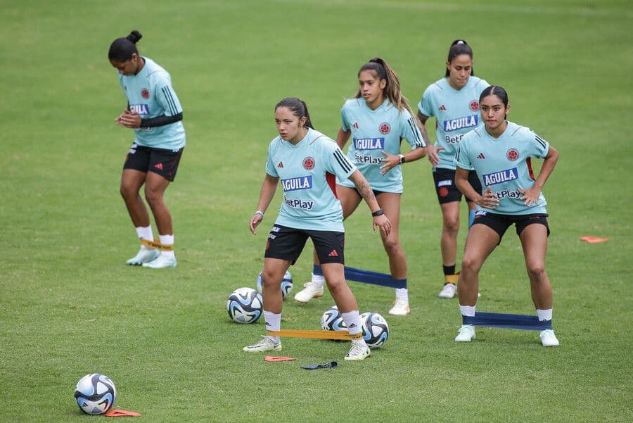 photologuephotos2023-08regalo_a_seleccion_femenina_de_futboljpg