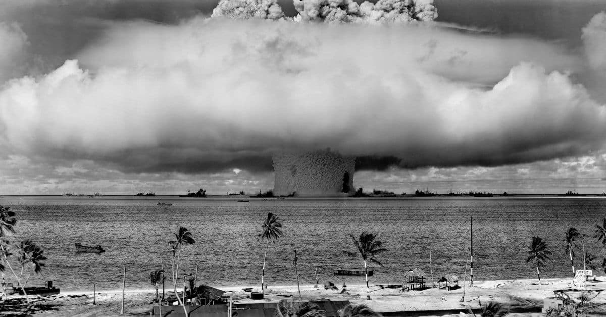 photologuephotos2022-03atomic_bomb_beach_black_and_white_blast_clouds_cloudy_coast_coastline-936236jpg