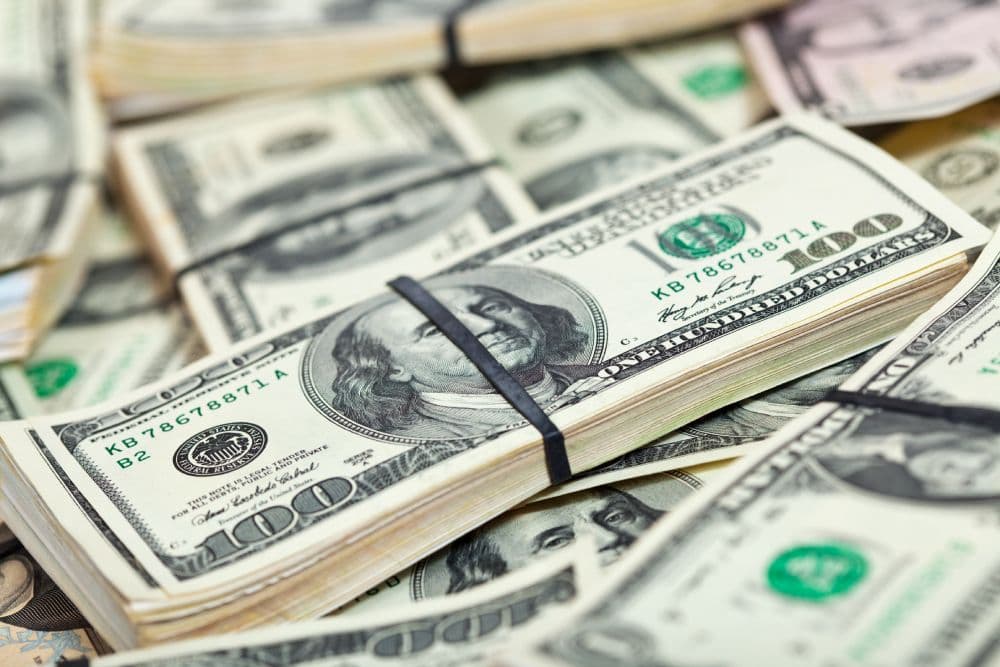 photologuephotos2022-10many-us-dollars-banknotes_1jpg