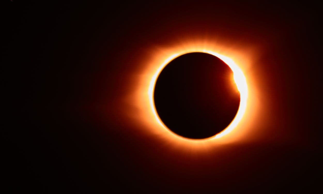 photologuephotos2024-01imagen-eclipse-solar-llamarada-solar-que-crea-resplandor-naranja-alrededor-luna-negra_1jpg