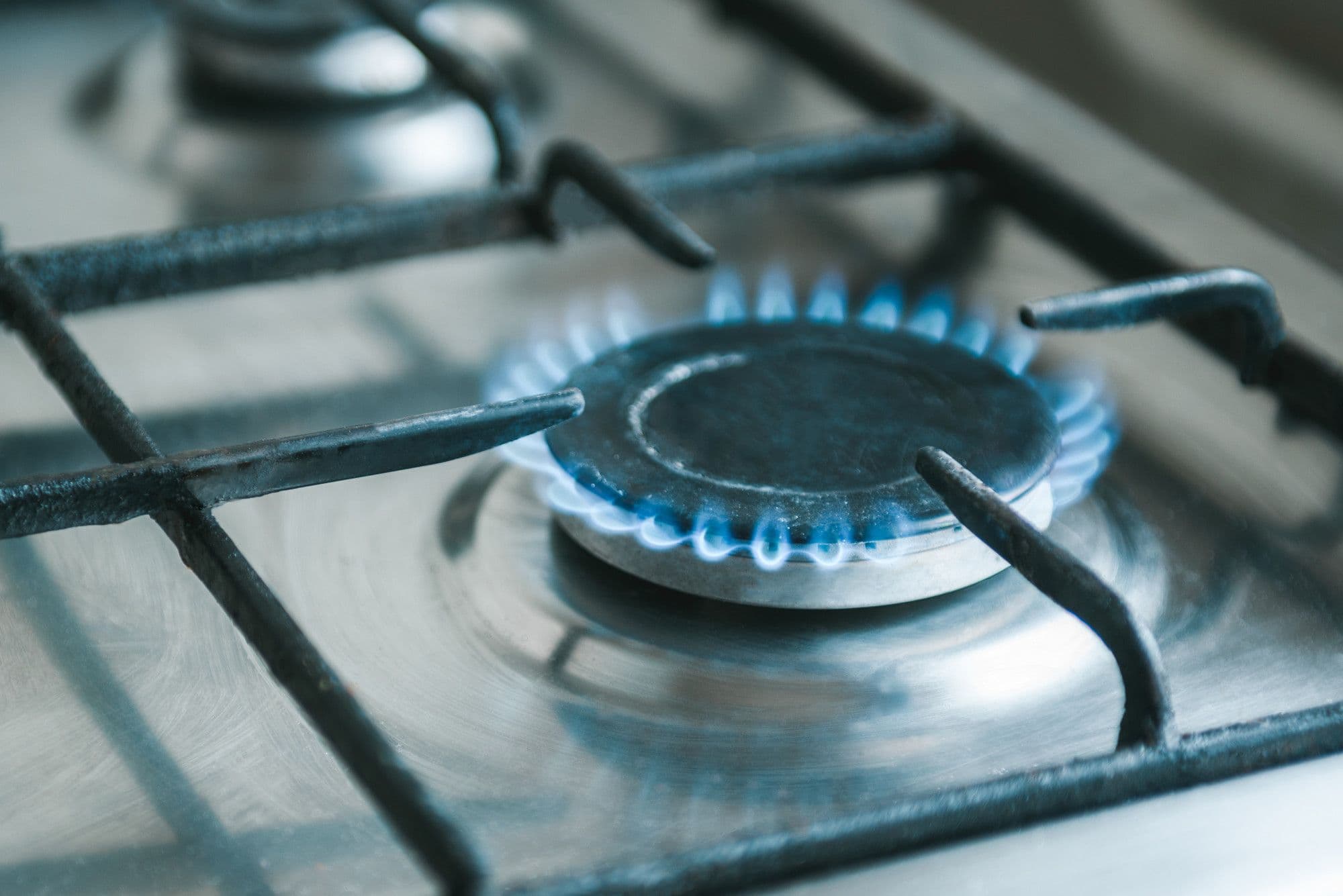 photologuephotos2022-11gas-kitchen-stove-with-blue-flames-burning_1jpg