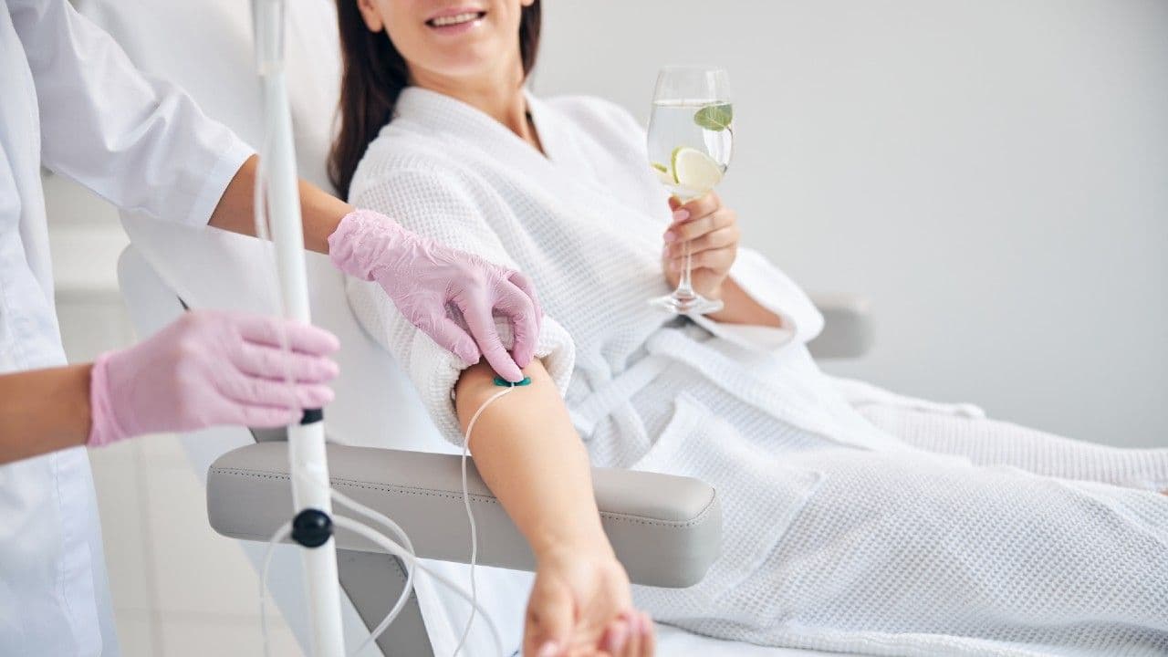 photologuephotos2024-06woman-with-glass-drink-sitting-cosmetic-chairjpg