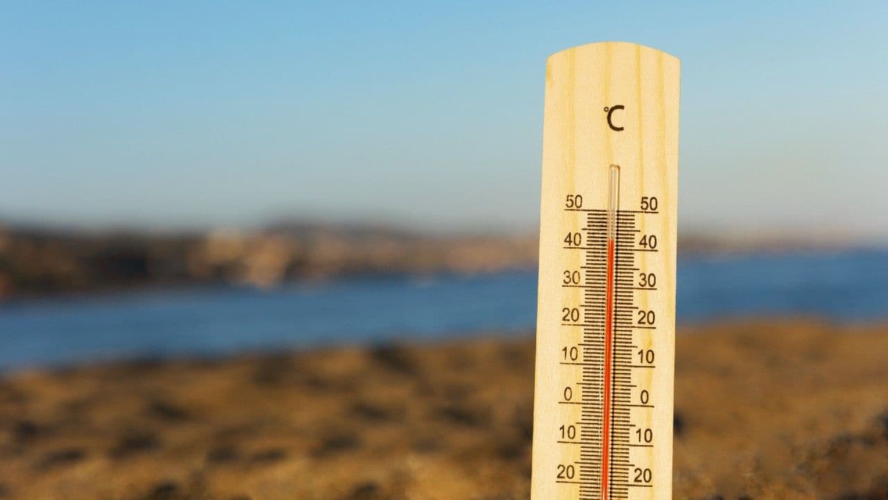 photologuephotos2024-05close-up-thermometer-showing-high-temperature_1jpg
