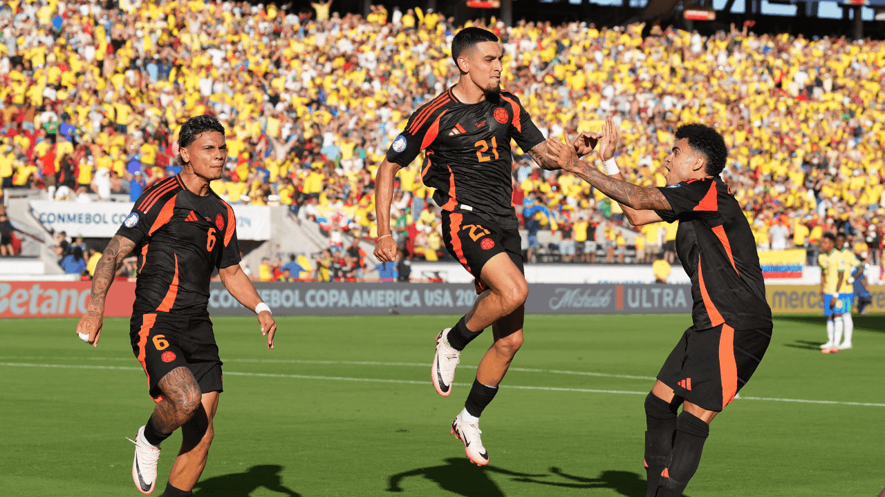 photologuephotos2024-11munoz_rios_y_lucho_diaz_celebran_el_empate_ante_brasilpng