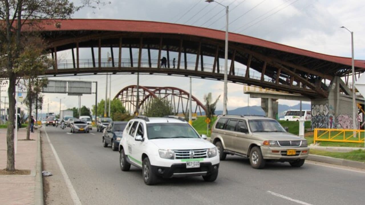 photologuephotos2024-12_por_que_se_recomienda_cerrar_las_ventanas_de_los_vehiculos_al_conducir_en_un_tuneljpg
