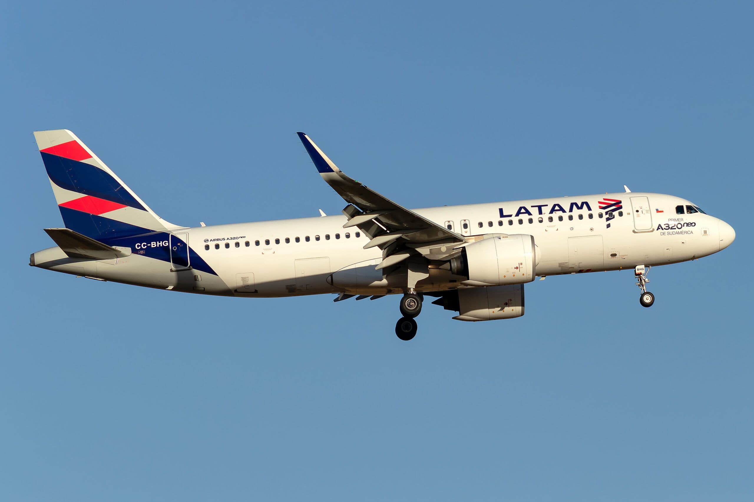 photologuephotos2025-03foto_latam_069_latam_airbus_a320neo_cc-bhg_scl_gustavo_roe-scaledjpg