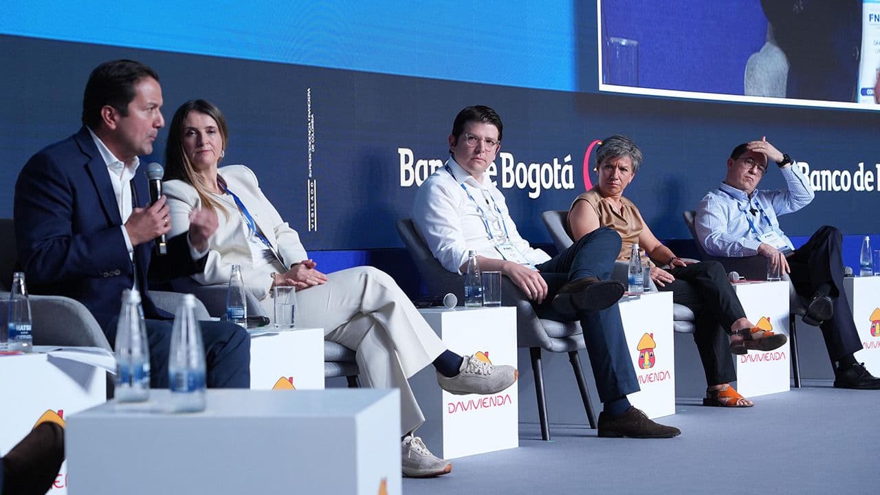 photologuephotos2025-06panel_precandidatos_2jpeg