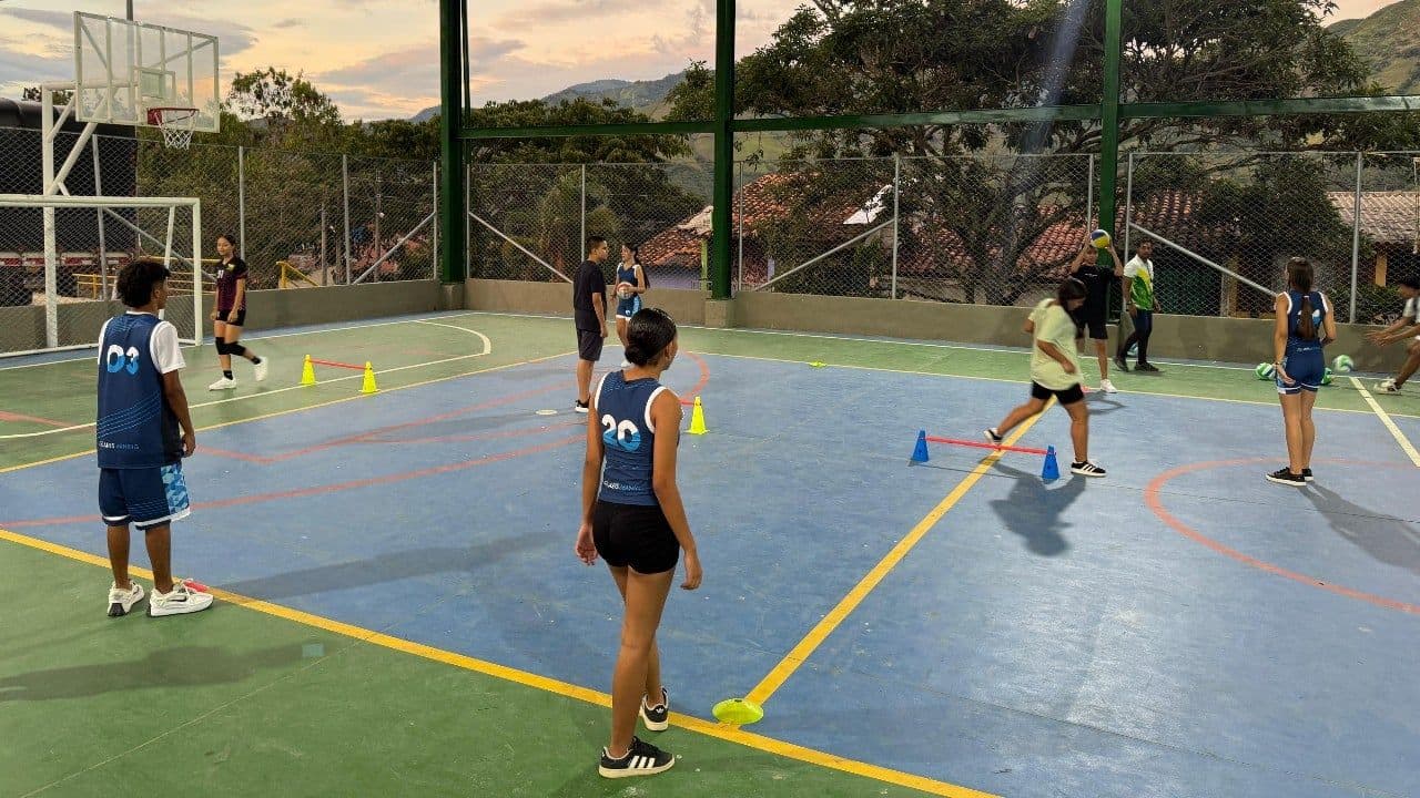 photologuephotos2025-08ninos_y_jovenes_disfrutan_de_las_adecuaciones_en_el_polideportivo_de_el_llanojpg
