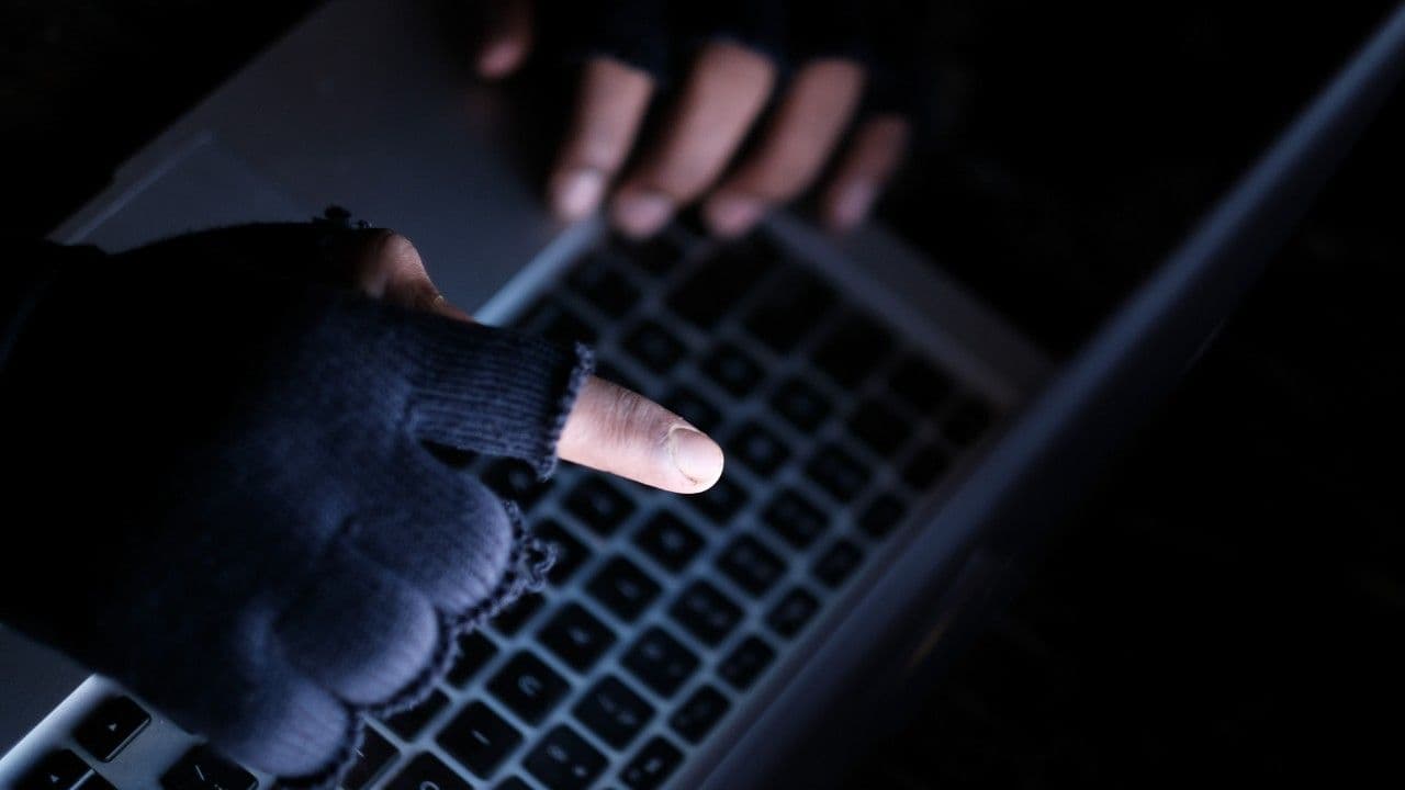 photologuephotos2025-07un-primer-plano-de-la-mano-de-un-hacker-robando-datos_1jpg photologuephotos2025-07un-primer-plano-de-la-mano-de-un-hacker-robando-datos_1jpg