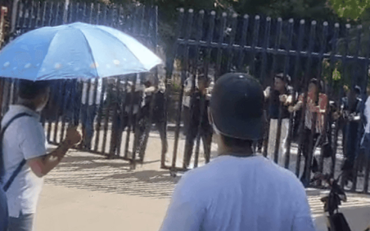Choque entre jóvenes simpatizantes de distintas campañas en la puerta de la Uniatlántico.
