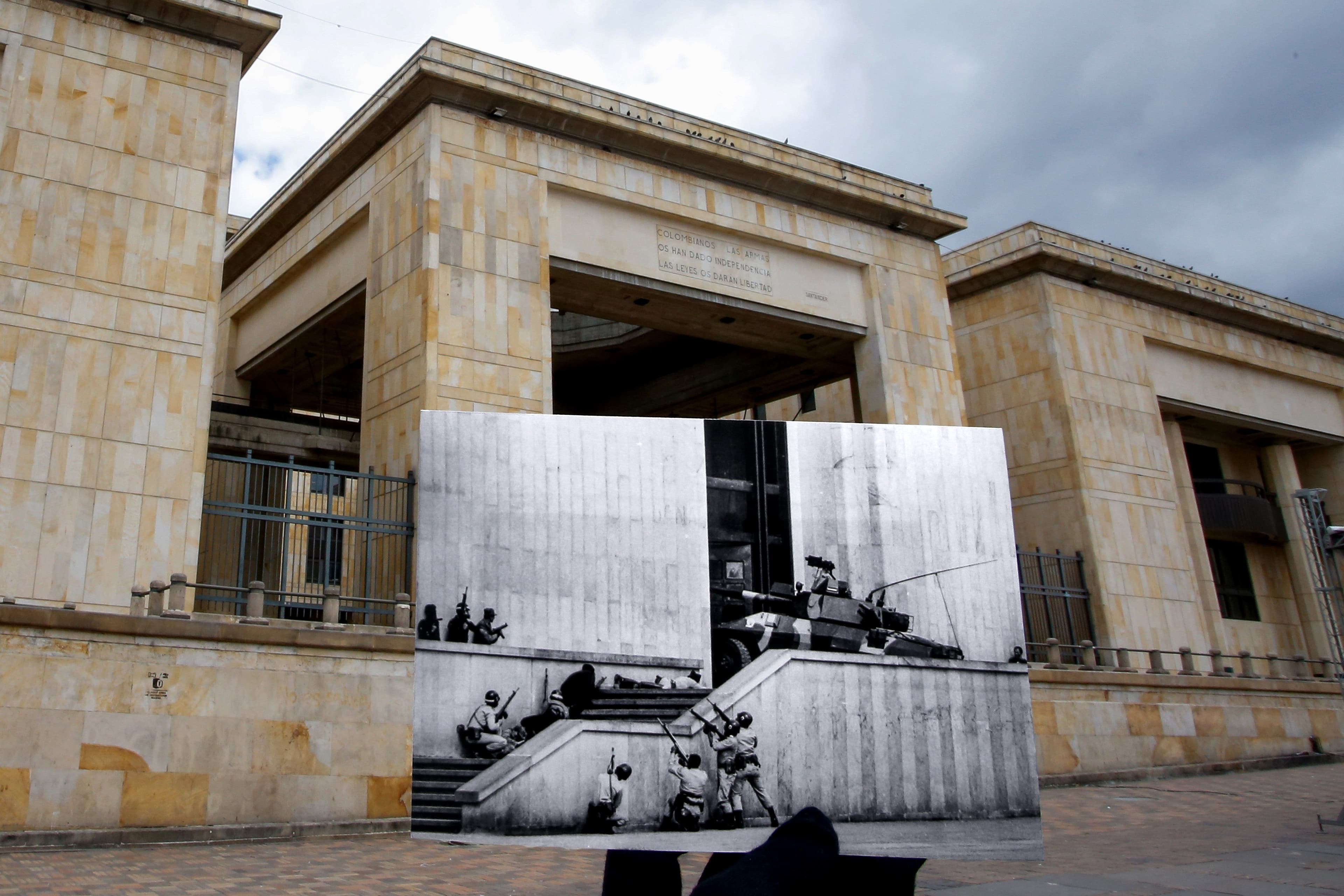 Toma del Palacio de Justicia comparativo Toma del Palacio de Justicia comparativo