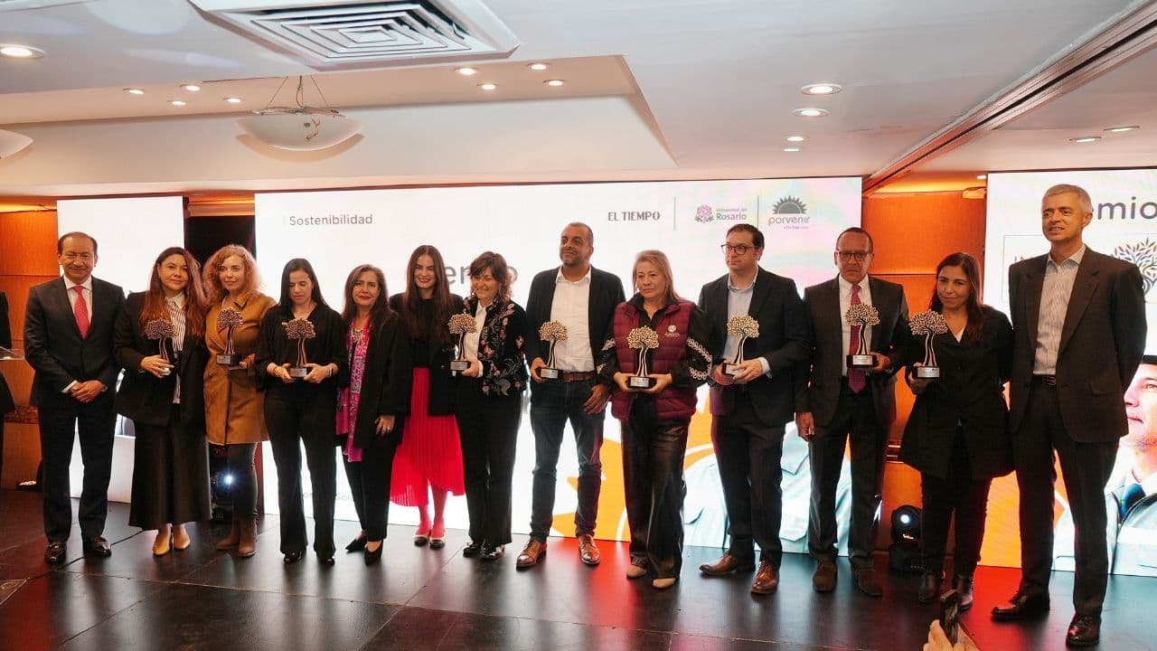 Ganadores del Premio Innova Mayor, entregado por Porvenir en alianza con la Universidad del Rosario