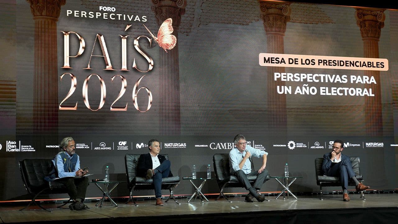 Juan Daniel Oviedo, Aníbal Gaviria, Mauricio Cárdenas y Federico Gómez Lara en el Foro de CAMBIO.