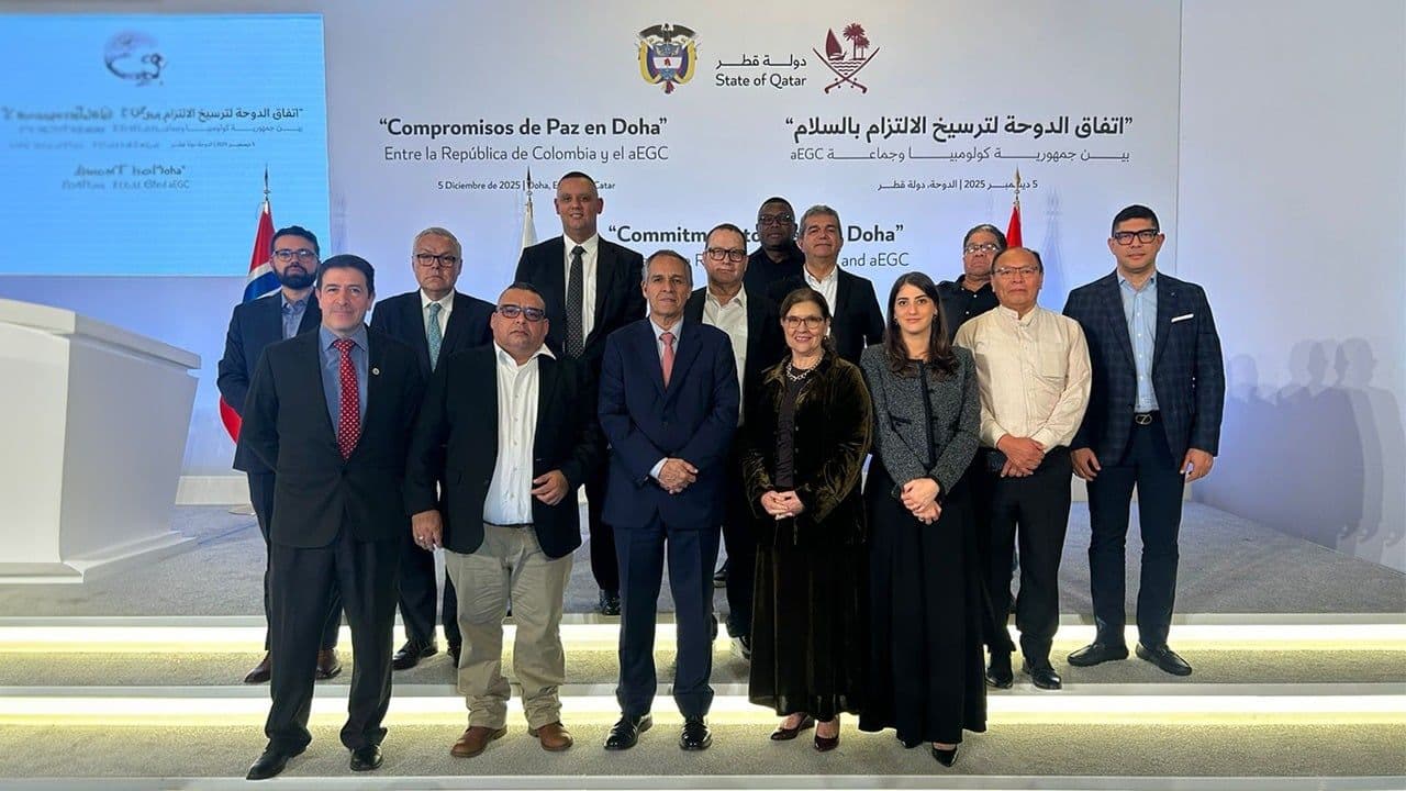 Las delegaciones del Gobierno Nacional y del Clan del Golfo durante la firma del Acuerdo en Doha, Catar.