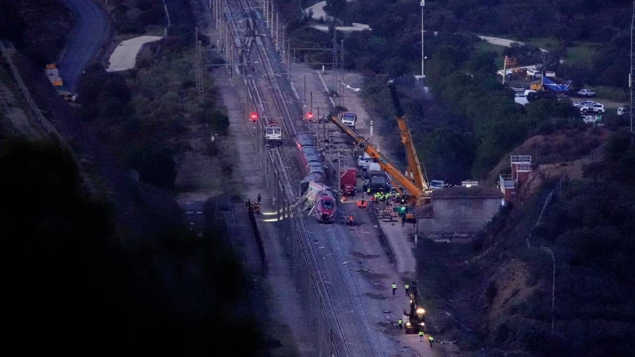 Vista general de las labores de retirada de los restos del accidente ferroviario ocurrido el 18 de enero cerca de Adamuz, en Córdoba