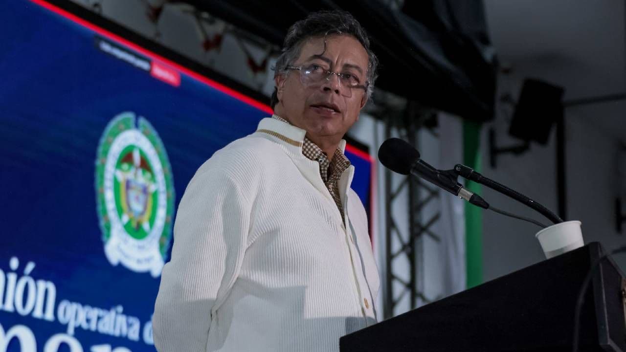 Presidente Gustavo Petro durante encuentro con policías