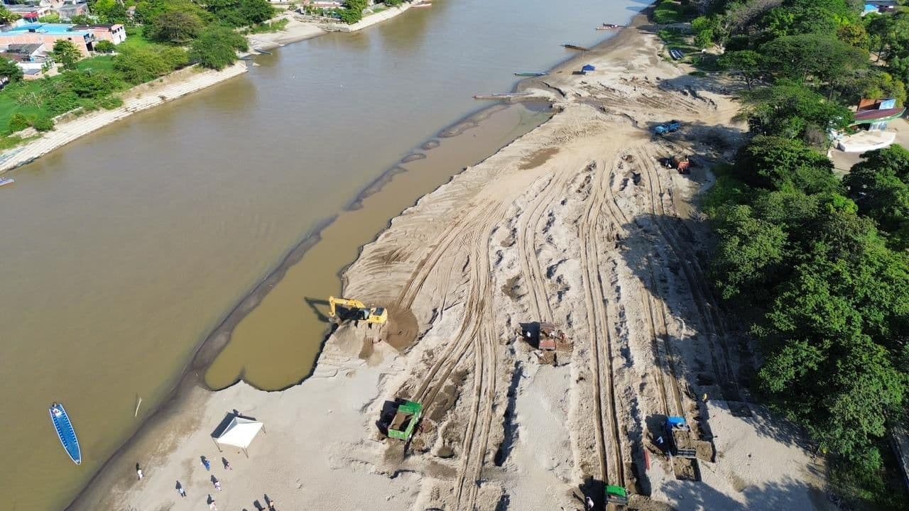 Maquinaria dentro del río durante trabajos Maquinaria dentro del río durante trabajos