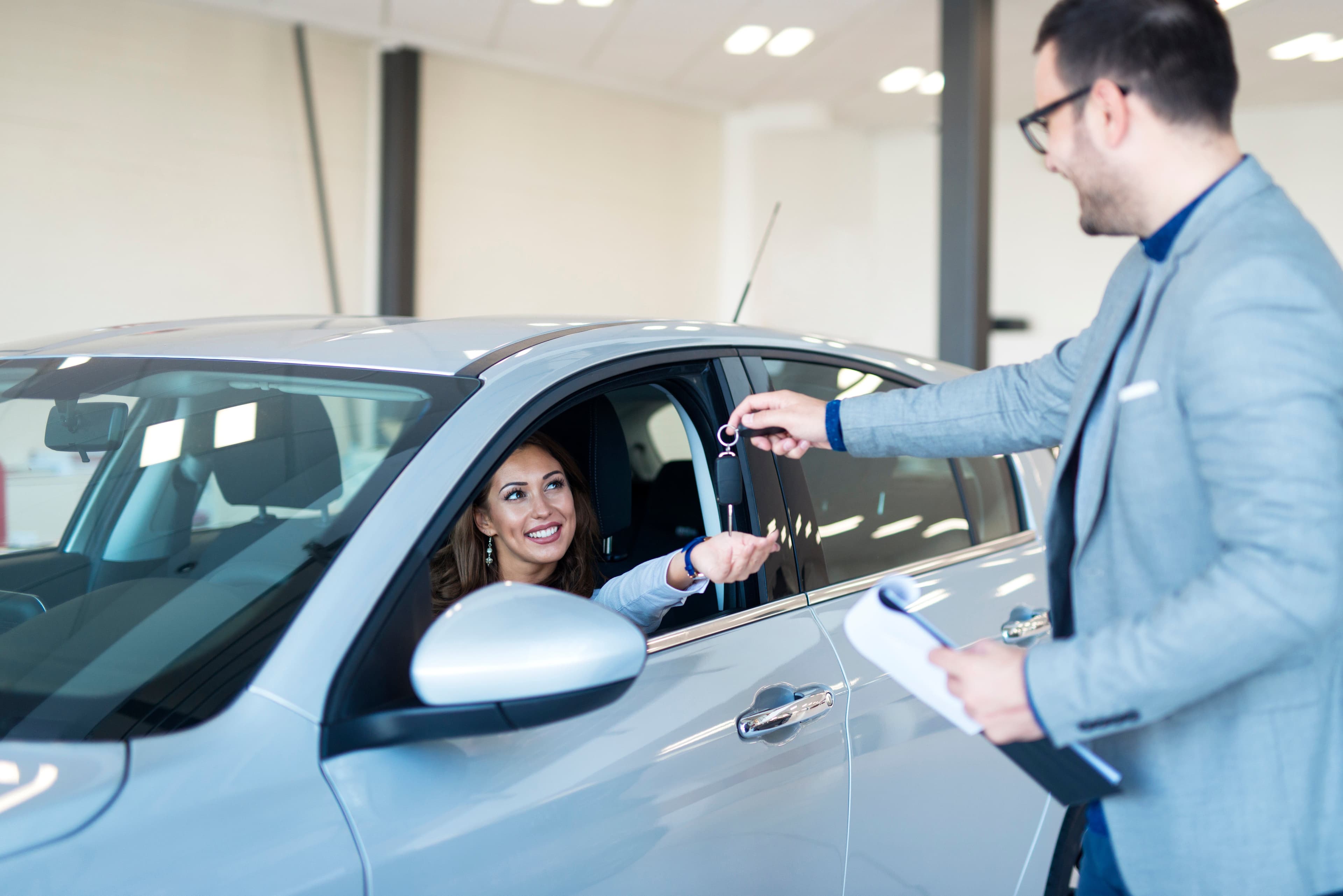 Comprar carro o rentarlo: un dilema sobre ruedas