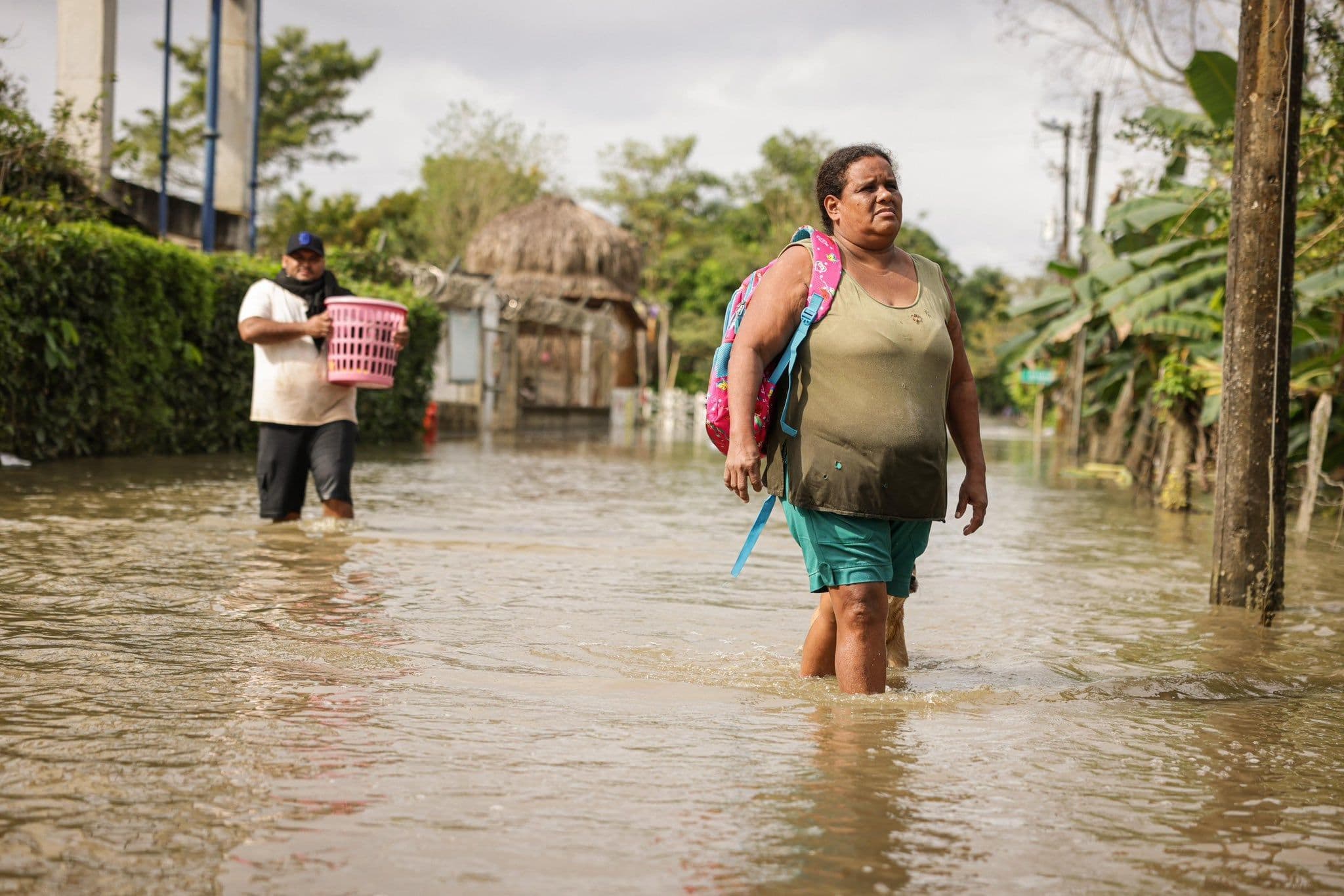 Habitantes avanzan entre calles inundadas por las lluvias