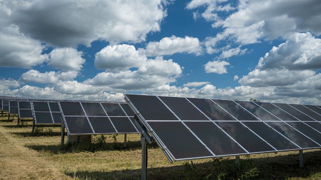 Los paneles solares se utilizarán en los hogares colombianos de estratos 1,2 y 3. Créditos: Freepik