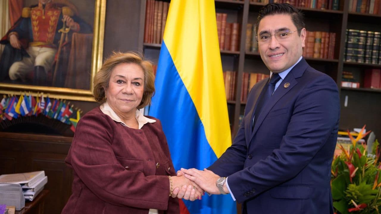Rosa Villavicencio, ministra de Relaciones Exteriores, y Cristian Quiroz, presidente del Consejo Nacional Electoral Alianza