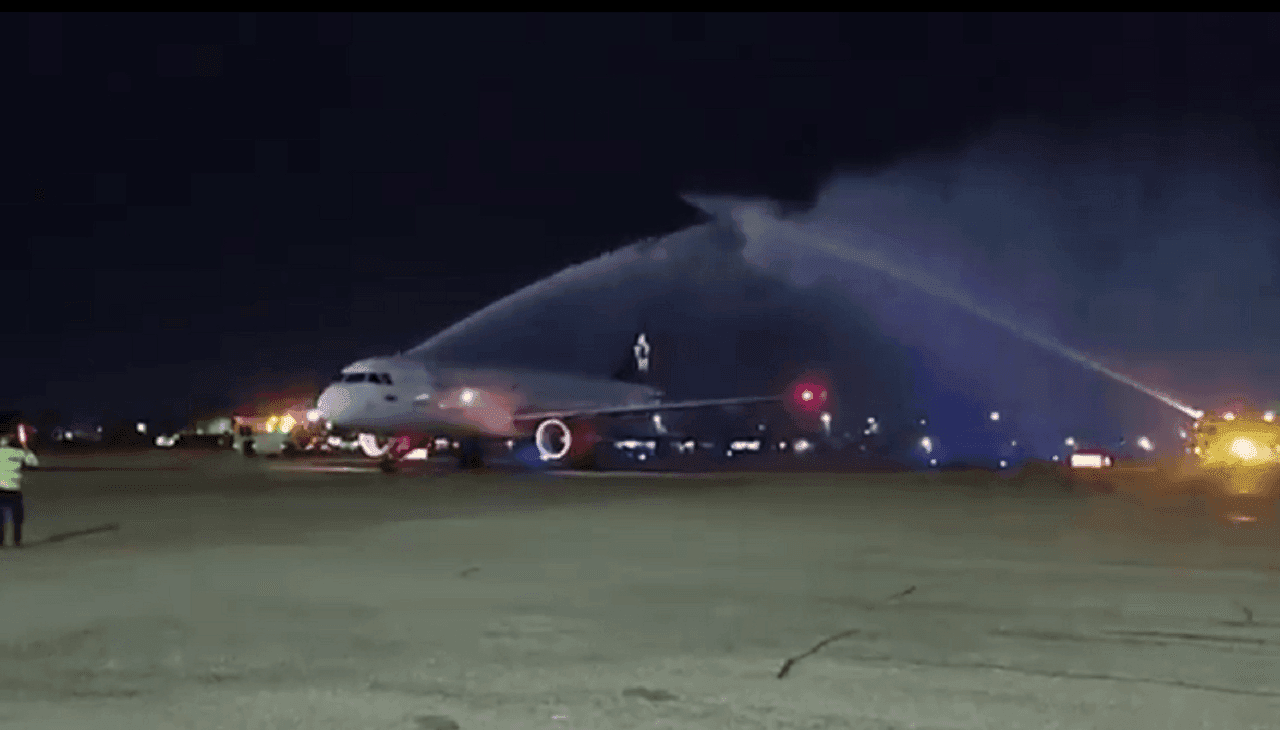 Imagen del aterrizaje del primero vuelo nocturno en Riohacha. Foto Aeropuertos de Oriente.