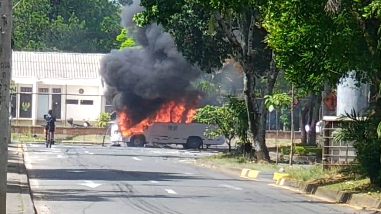 Buseta bomba en Cali Buseta bomba en Cali