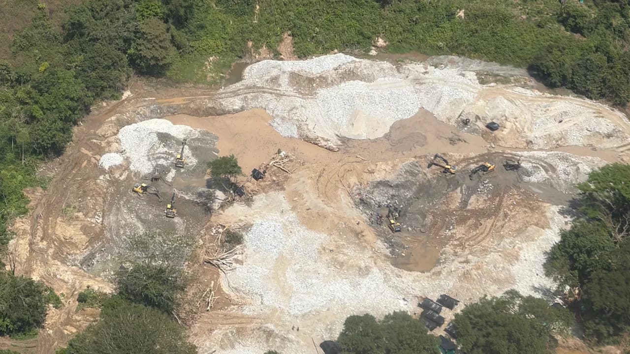 Imágenes aéreas revelan los estragos de la minería ilegal en el río Amoyá, en Tolima Imágenes aéreas revelan los estragos de la minería ilegal en el río Amoyá, en Tolima
