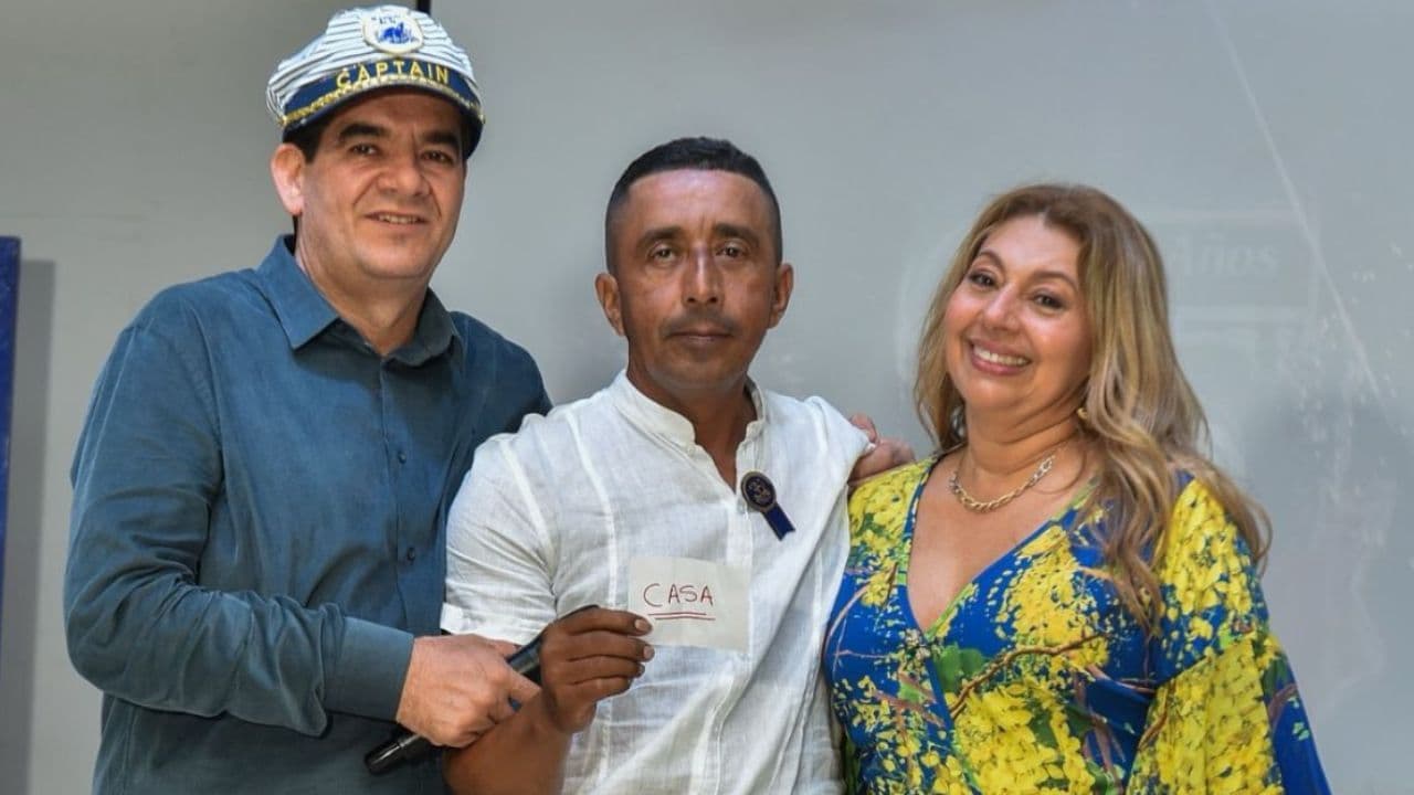 photologuephotos2024-11empresario_colombiano_regalo_tres_casasjpg photologuephotos2024-11empresario_colombiano_regalo_tres_casasjpg