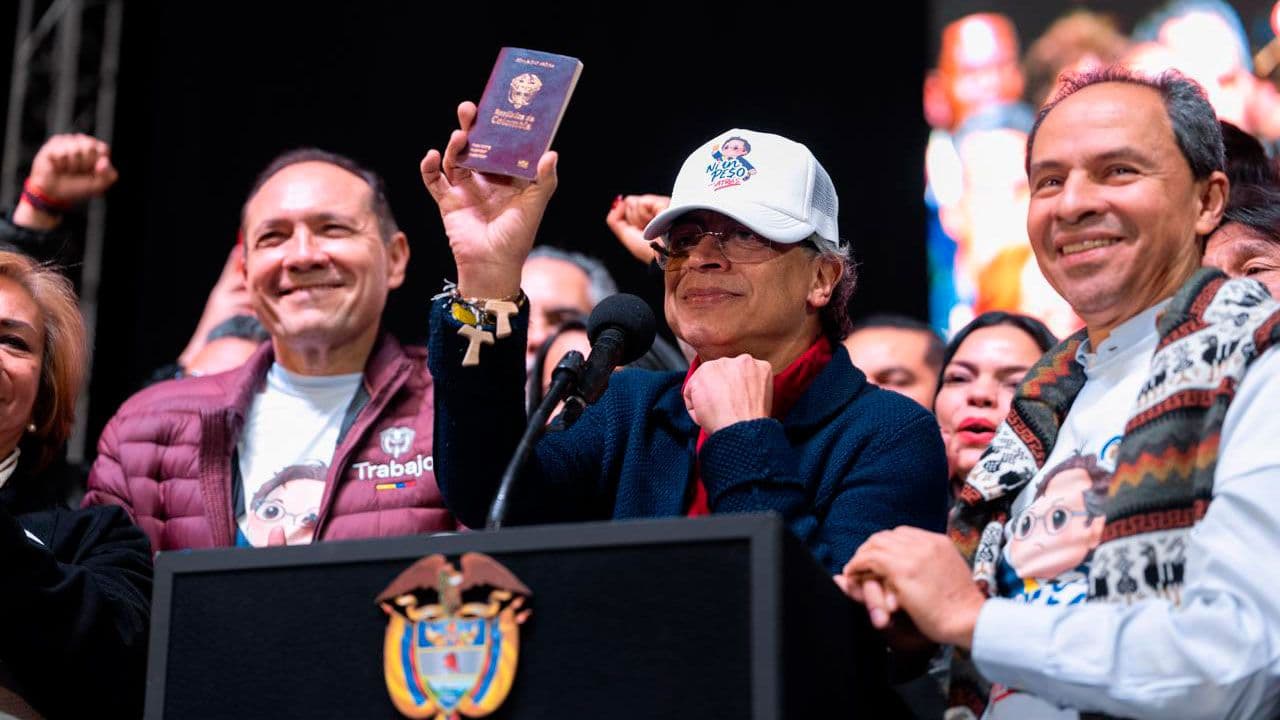 Nuevo pasaporte colombiano. Créditos: Juan Diego Cano - Presidencia Nuevo pasaporte colombiano. Créditos: Juan Diego Cano - Presidencia
