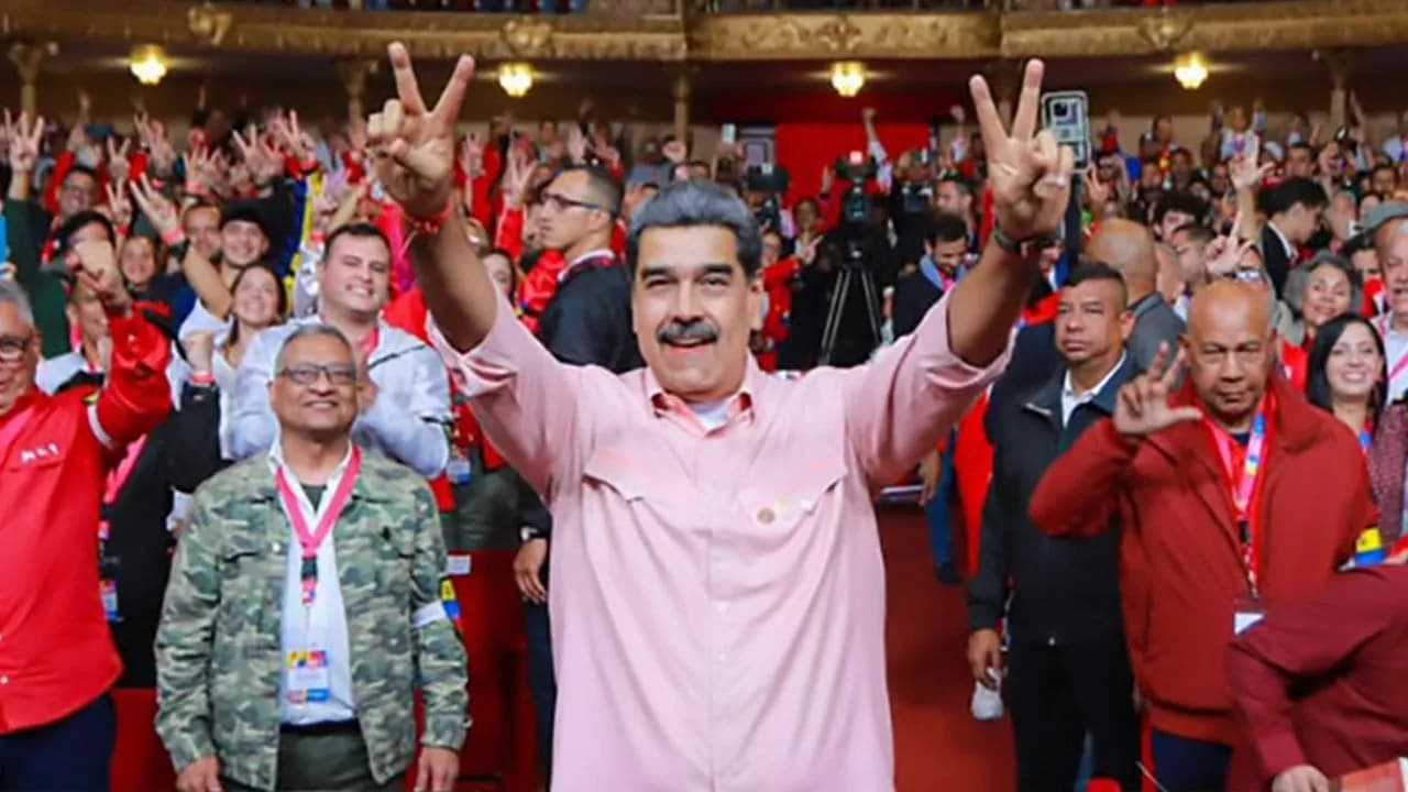 Nicolás Maduro adelanta la Navidad en Venezuela: la celebración inició con fuegos artificiales en un denunciado centro de torturas Nicolás Maduro adelanta la Navidad en Venezuela: la celebración inició con fuegos artificiales en un denunciado centro de torturas
