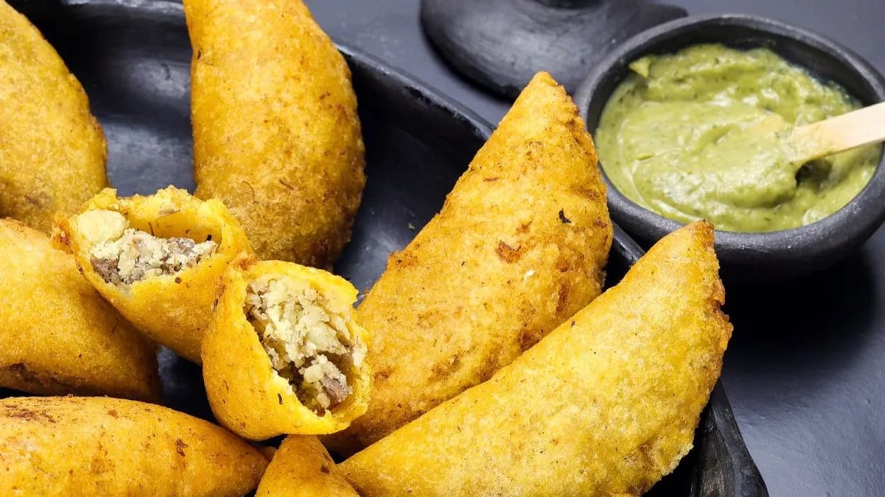 photologuephotos2023-11empanada-maiz-comida-tipica-colombiana-salsa-picante_1jpg photologuephotos2023-11empanada-maiz-comida-tipica-colombiana-salsa-picante_1jpg