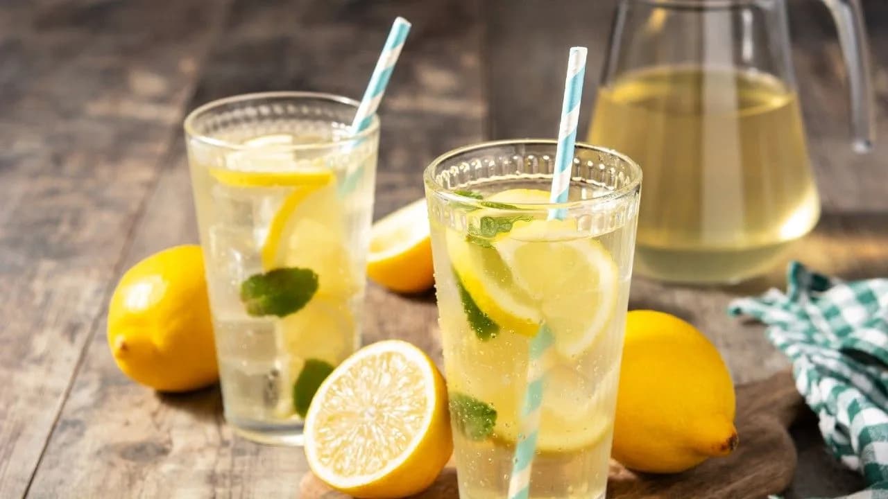 photologuephotos2023-12vaso-limonada-fresca-mesa-maderajpg photologuephotos2023-12vaso-limonada-fresca-mesa-maderajpg
