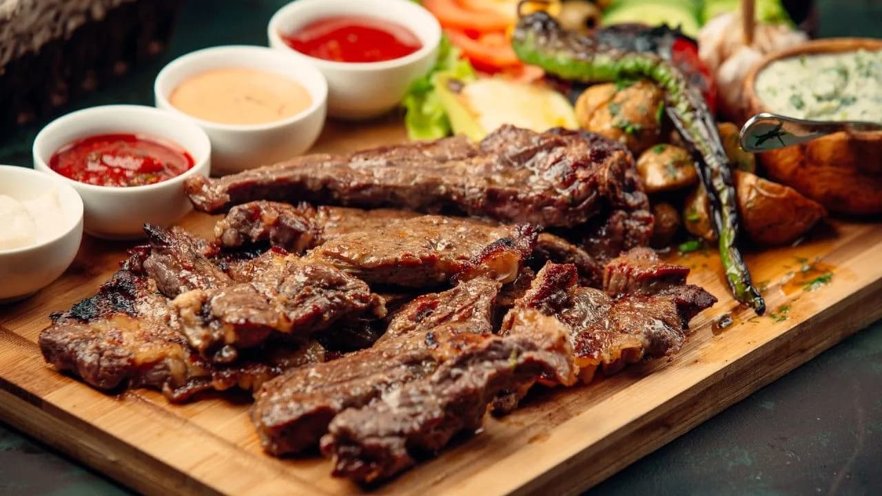 photologuephotos2024-01trozos-filete-cordero-salsas-pimiento-asado-ensalada-fresca-sobre-tabla-maderajpg photologuephotos2024-01trozos-filete-cordero-salsas-pimiento-asado-ensalada-fresca-sobre-tabla-maderajpg