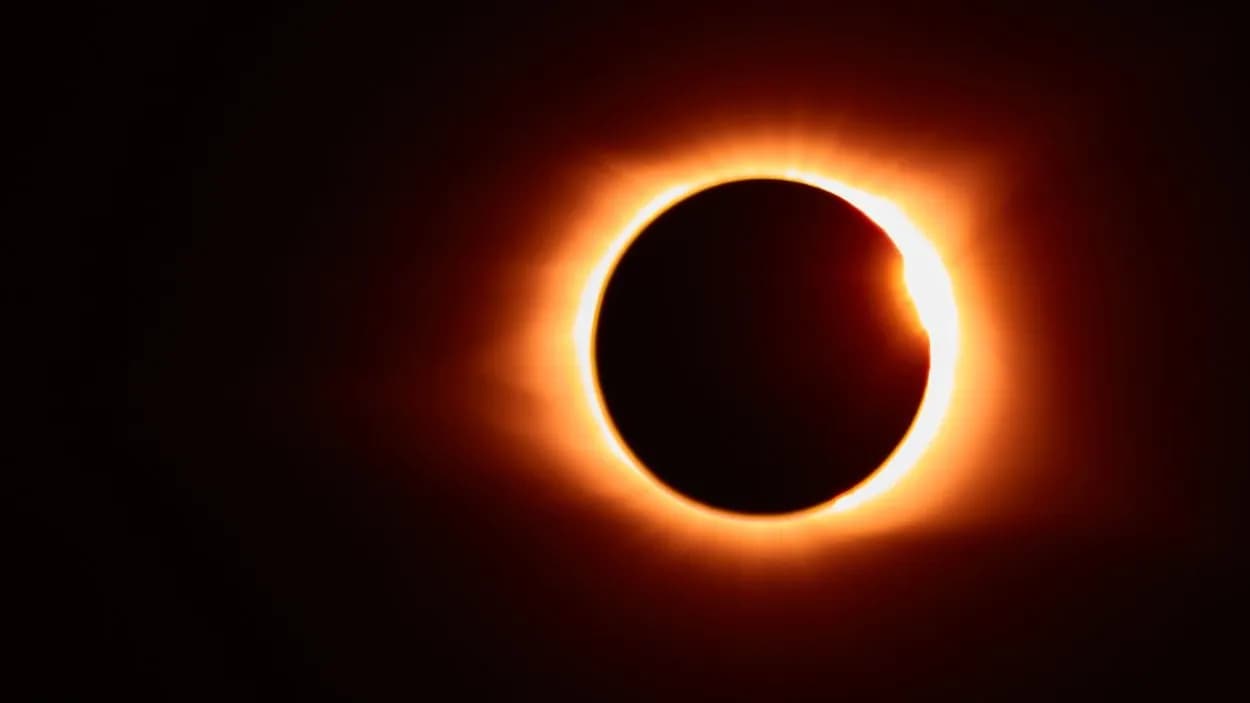 photologuephotos2024-01imagen-eclipse-solar-llamarada-solar-que-crea-resplandor-naranja-alrededor-luna-negra_1jpg photologuephotos2024-01imagen-eclipse-solar-llamarada-solar-que-crea-resplandor-naranja-alrededor-luna-negra_1jpg