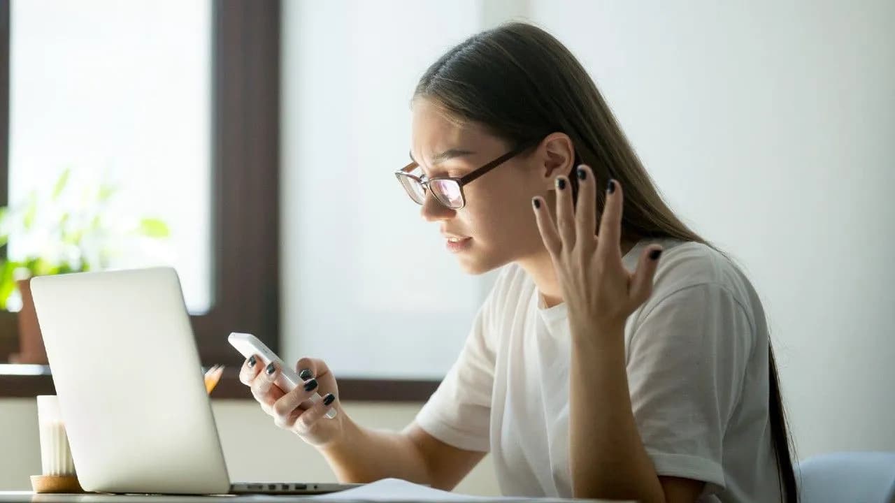 photologuephotos2024-03angry-confused-businesswoman-annoying-with-phone-calljpg photologuephotos2024-03angry-confused-businesswoman-annoying-with-phone-calljpg