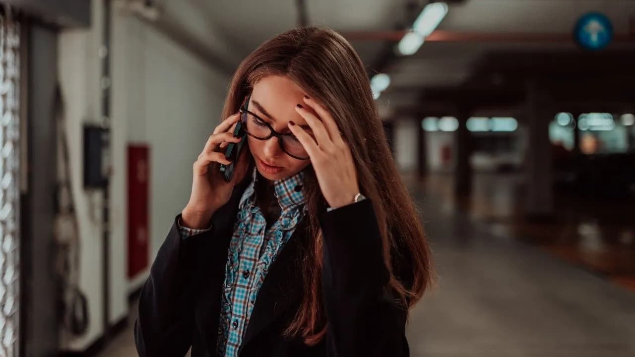 photologuephotos2024-03disappointed-tired-business-woman-talking-smartphone-selective-focusjpg photologuephotos2024-03disappointed-tired-business-woman-talking-smartphone-selective-focusjpg