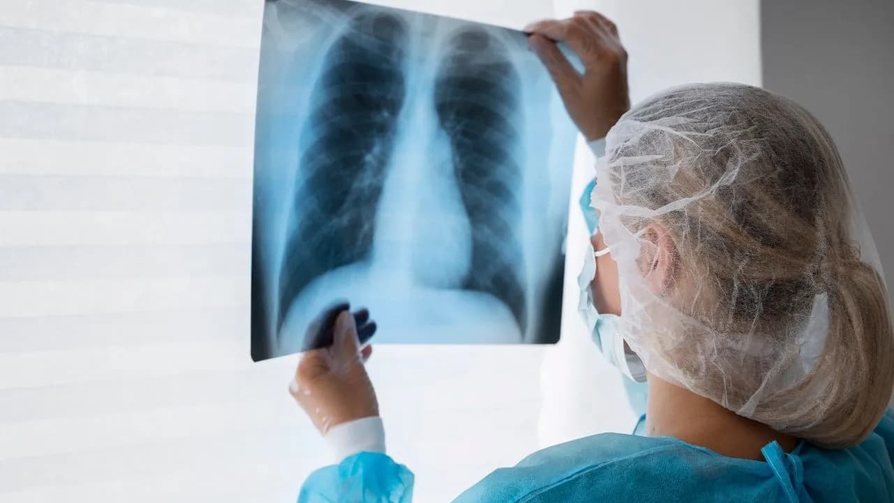 photologuephotos2024-04side-view-doctor-checking-radiography_1jpg photologuephotos2024-04side-view-doctor-checking-radiography_1jpg