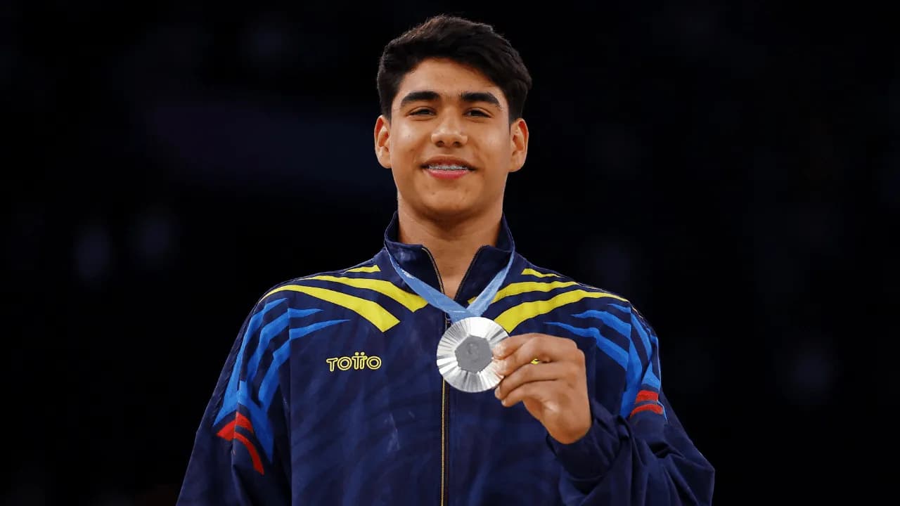 photologuephotos2024-08angel_barajas_con_la_medalla_de_plata_en_su_cuellopng photologuephotos2024-08angel_barajas_con_la_medalla_de_plata_en_su_cuellopng