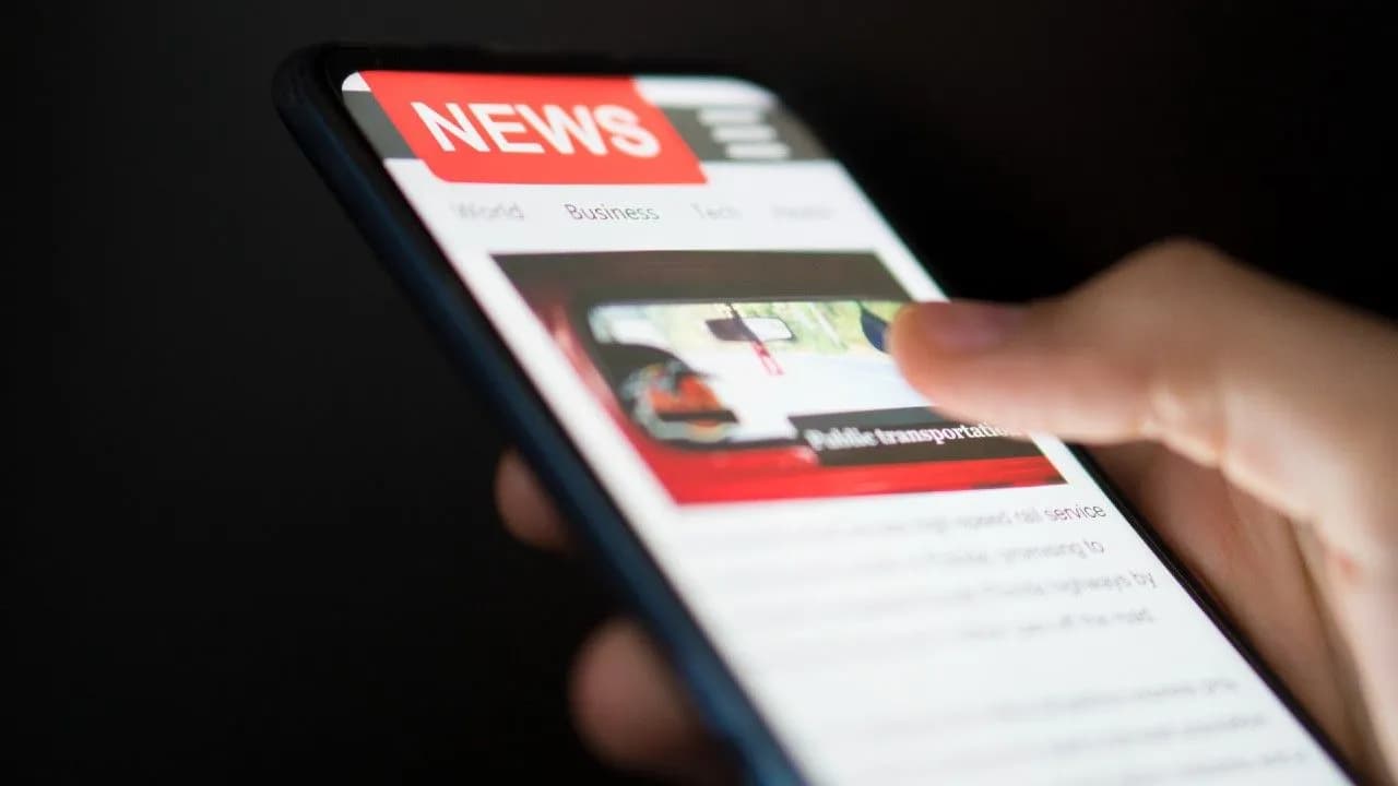 photologuephotos2024-07man-holding-mobile-smart-phone-with-news-screen-newspaper-online-portal-browserjpg photologuephotos2024-07man-holding-mobile-smart-phone-with-news-screen-newspaper-online-portal-browserjpg