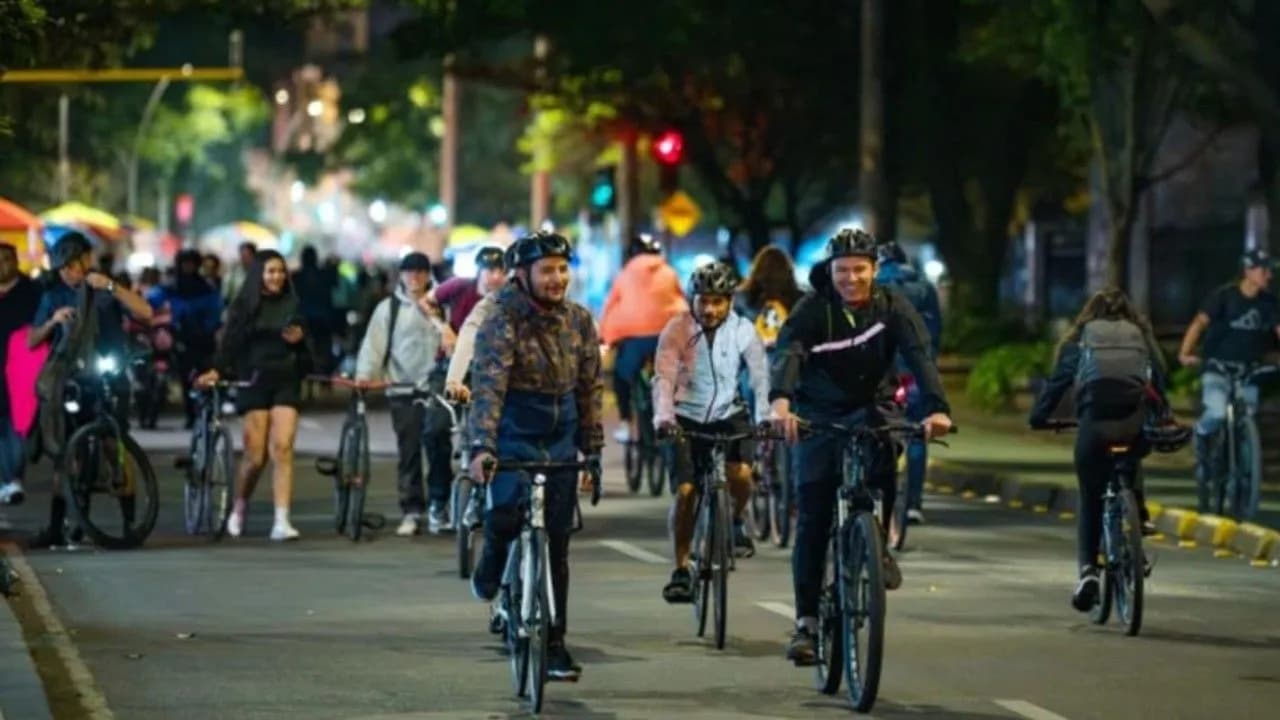 photologuephotos2024-12ciclovia_nocturna_bogotajpg photologuephotos2024-12ciclovia_nocturna_bogotajpg