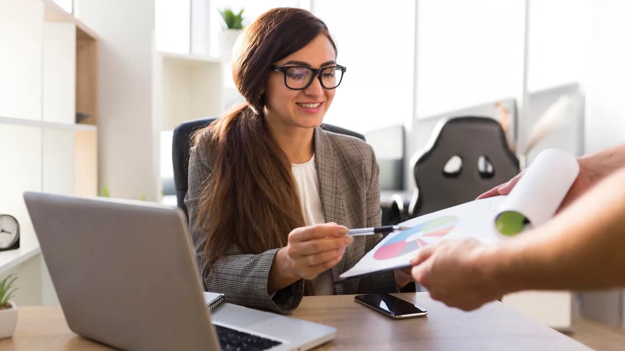 photologuephotos2025-02front-view-businesswoman-desk-officejpg photologuephotos2025-02front-view-businesswoman-desk-officejpg