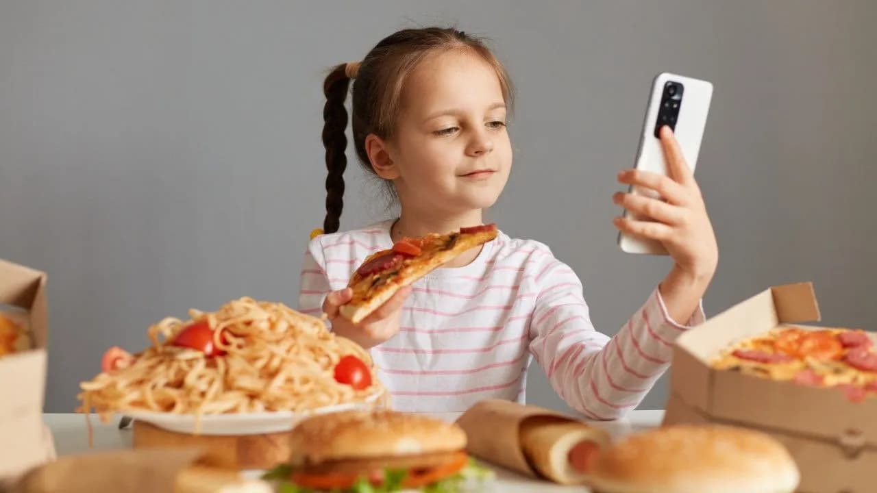 photologuephotos2025-05nina-linda-con-trenzas-sentada-en-la-mesa-con-comida-chatarra-aislada-sobre-fondo-gris-sosteniendo-una-rebanada-de-pizza-haciendo-selfie-o-videollamada-en-el-telefono-movil_1jpg photologuephotos2025-05nina-linda-con-trenzas-sentada-en-la-mesa-con-comida-chatarra-aislada-sobre-fondo-gris-sosteniendo-una-rebanada-de-pizza-haciendo-selfie-o-videollamada-en-el-telefono-movil_1jpg