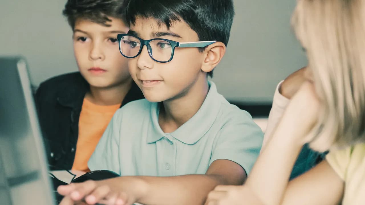 photologuephotos2025-04asian-boy-typing-laptop-keyboard-classmates-sitting-table-watching-him-doing-task-togetherjpg photologuephotos2025-04asian-boy-typing-laptop-keyboard-classmates-sitting-table-watching-him-doing-task-togetherjpg