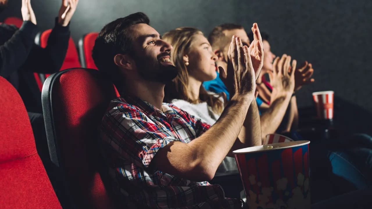 photologuephotos2022-11people-applauding-to-film_1jpg photologuephotos2022-11people-applauding-to-film_1jpg